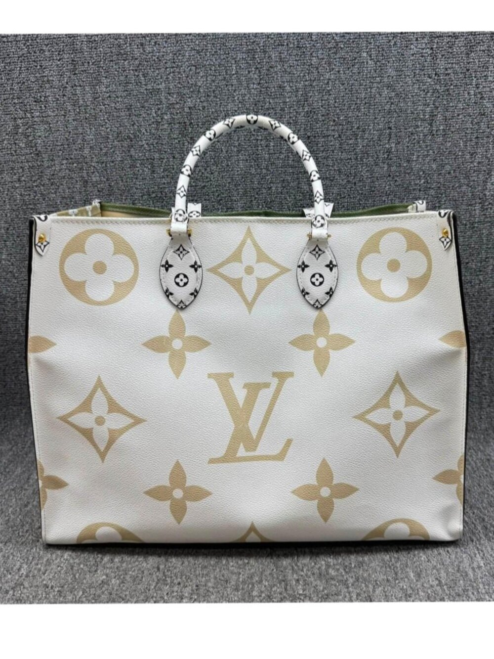 Authentic Louis Vuitton OnTheGo GM Giant Monogram Canvas Tote Bag - Picture 3 of 15